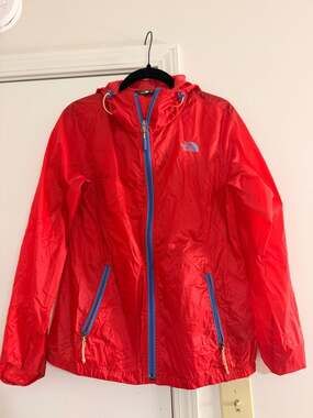 The North Face Women's Cyclone Lightweight Hooded Windbreaker Jacket Red Blue